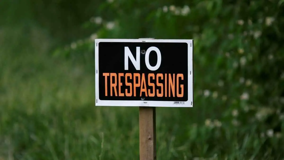 Can I put a no trespassing sign in my yard